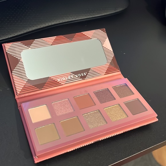 Eye shadow palette - Picture 2 of 3